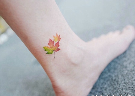 脚踝上的清新小树叶纹身图案