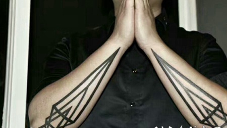 男士双手臂个性十足的黑色线条图腾纹身图案