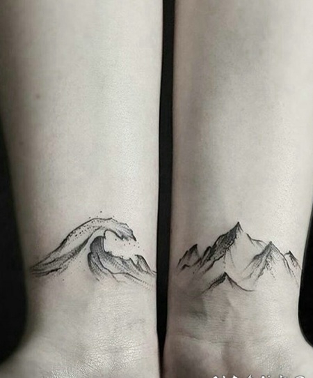 适合情侣的手腕点刺山脉海浪纹身图案