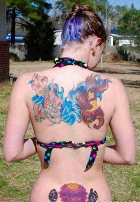 女生后背彩绘鲤鱼莲花脚印纹身图案