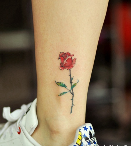 小腿下的鲜艳小玫瑰花纹身图案