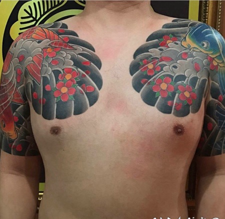 非常霸气的半甲经典彩色鲤鱼花卉纹身图案