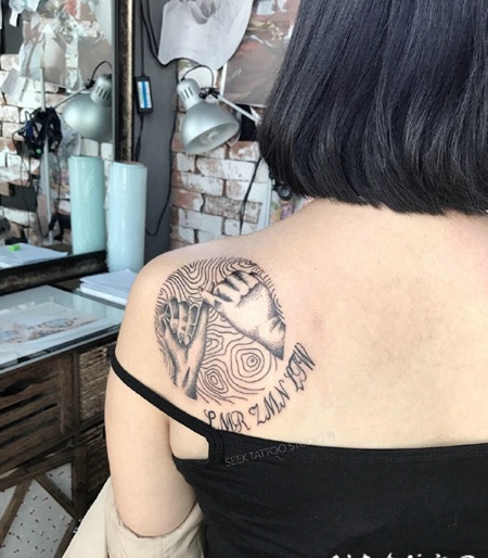 女孩背部黑灰手和字母纹身图案