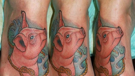 脚背上的小猪纹身图案
