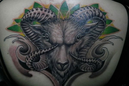 美女背部传统羊头纹身图案
