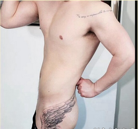 个性男性侧腰部翅膀纹身图案