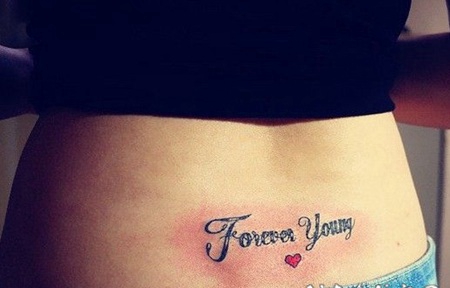 腰部优雅性感的英文字母心形纹身图案
