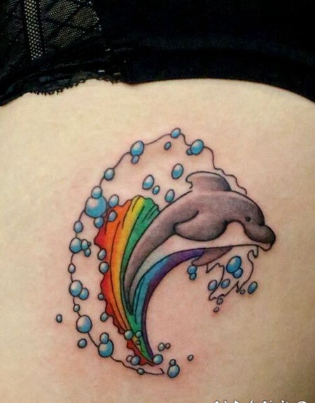 可爱七彩海豚大腿纹身图案