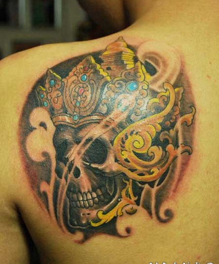 背部嘎巴拉皇冠彩色纹身图案