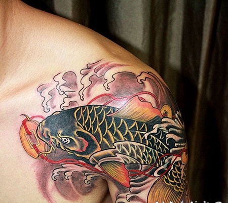 半甲彩绘鲤鱼铜钱纹身图案