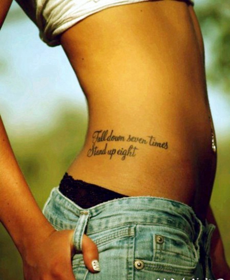 女生腰部性感英文字母纹身图案