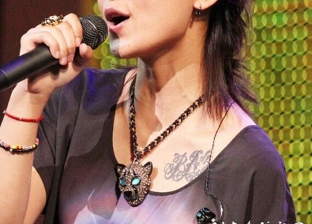 周笔畅胸部处漂亮的图腾纹身图案