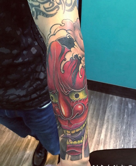 手臂上的大红般若纹身图案