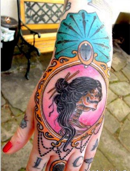 手背上镜子里的骷髅女人纹身图案