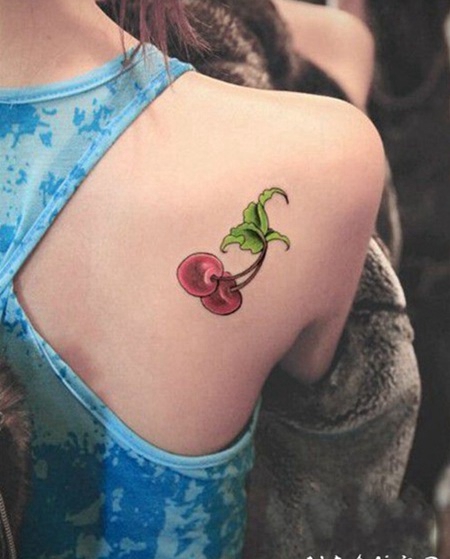 小巧可爱的樱桃背部纹身图案
