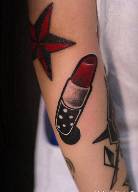 手臂可爱卡通唇膏彩绘纹身图案