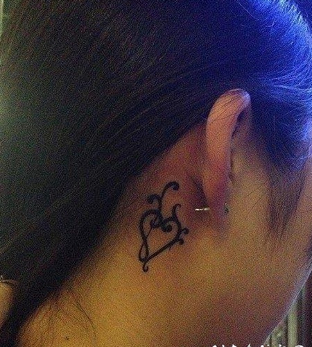 靓女耳后小巧潮流的图腾心形纹身图案