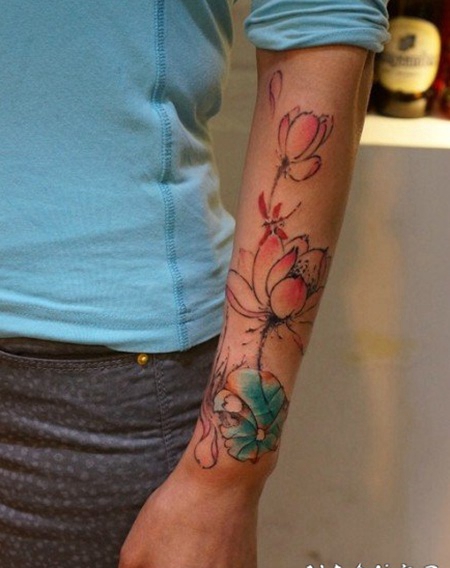 手臂惟妙惟肖荷花彩绘纹身图案