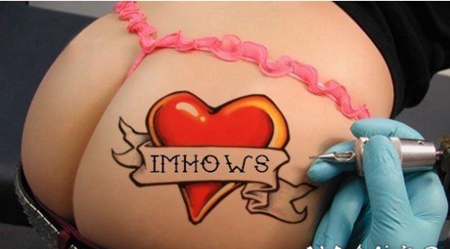 臀部时尚个性的红色心形字母纹身图案