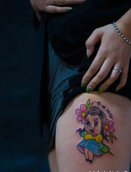 女生腿部可爱的卡通小猪字母花朵纹身图案