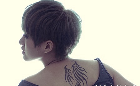 谭维维大方秀背部翅膀图腾纹身图案