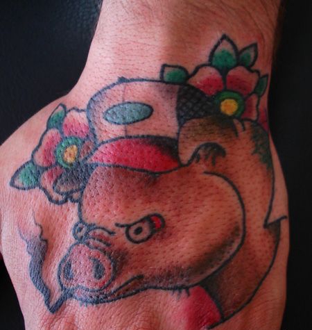 手背上带帽子的小猪纹身图案