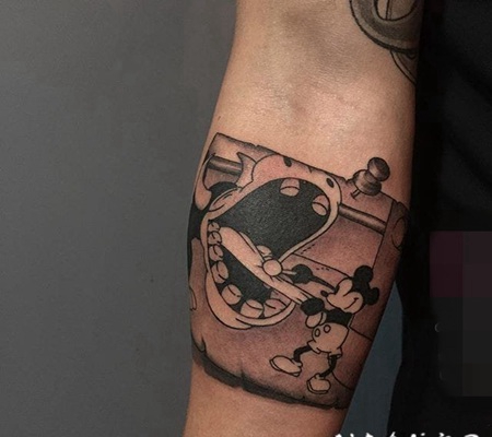 充满童年回忆的简单个性线条纹身米老鼠纹身图案