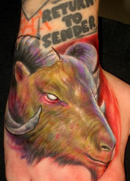 手背上的羊头纹身图案