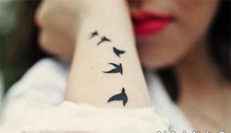 活泼可爱的简单线条纹身黑白灰风格点刺技巧小鸟纹身图案