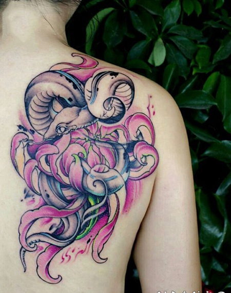 后背菊花与蛇彩绘纹身图案