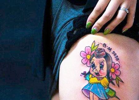 大腿卡通小猪纹身图案