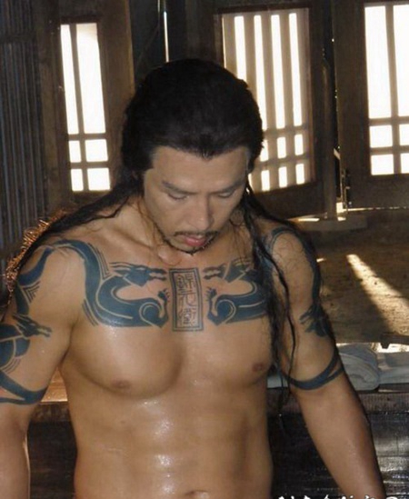 甄子丹锦衣卫中胸部龙汉字纹身图案