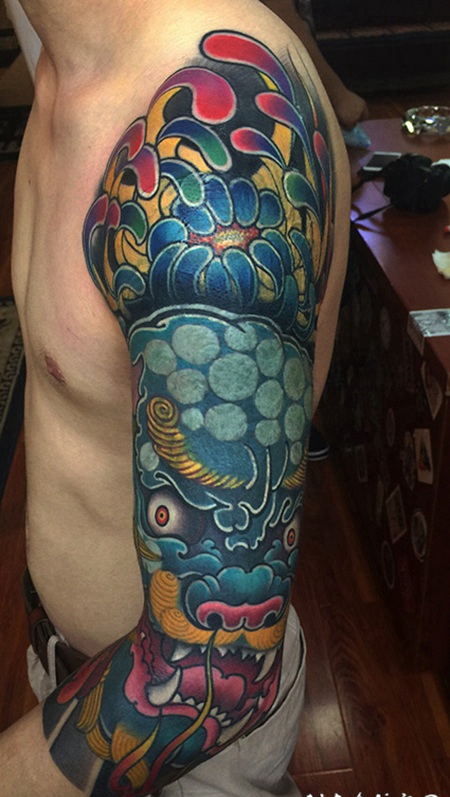 传统唐狮彩菊花臂纹身图案