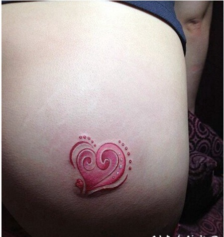 美女臀部精美的彩色心形纹身图案