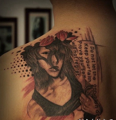 背部欧美女性和字母花蕊纹身图案