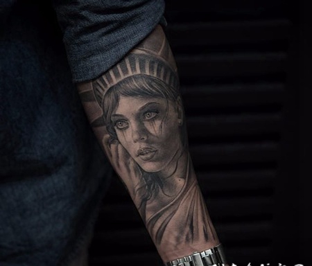 关于纽约城市和人物的黑白灰风格点刺纹身图案