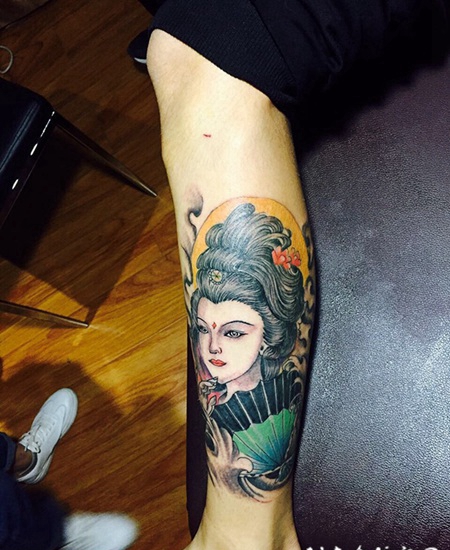 小腿艺妓彩绘纹身图案