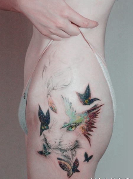 臀部神秘的喵星人蝴蝶纹身图案