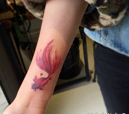 手臂红色金鱼纹身图案