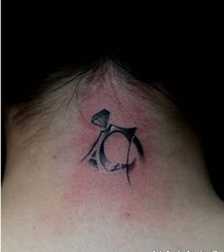 颈部象征爱情的钻戒纹身图案