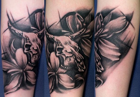 手臂羊头百合花纹身图案