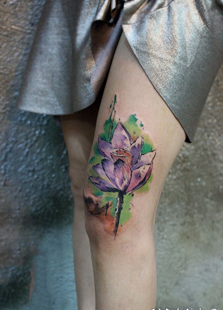 腿部盛放的莲花彩绘纹身图案