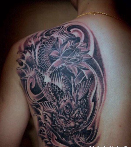 背部金鳞化龙莲花纹身