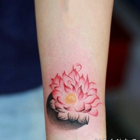 手腕上漂亮的莲花个性纹身图案