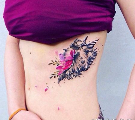 侧肋美丽的花蕊彩绘纹身图案