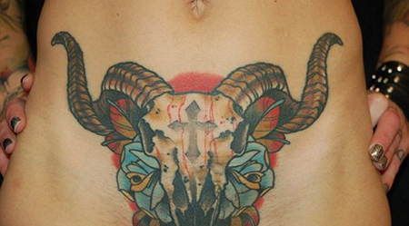 腹部羊头骨玫瑰纹身图案