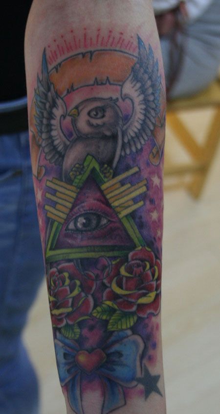 手臂翅膀下的上帝之眼纹身