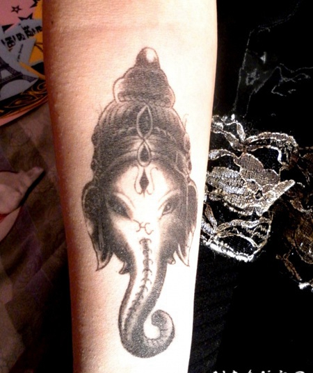 手臂黑色象神头部纹身图案