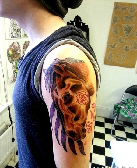 男生手臂帅气时尚的马纹身图案