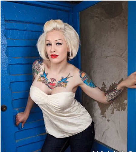 外国美女诱惑性感胸部彩绘纹身图案